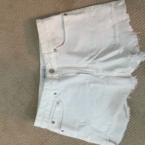 White shorts high rise